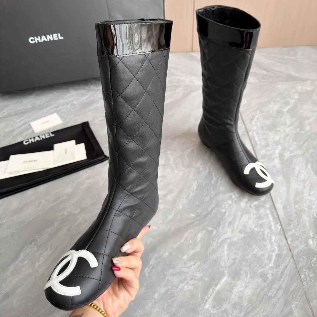 👟👟Ex-factory price 1040👟👟 High version of Chanel CHANEL, 🌞🌞🌞The latest boots from Xiaoxiang 2025 autumn and winter counter, a must-have item for this autumn and winter! ! Ms. Chanel loves simple yet irresistible combinations to show her unique style. Mix and match freely to shine⚡Follow Grandma’s fashion steps! ! ! The top-notch craftsmanship and texture are perfectly presented. No matter any details, you can compare them with the counters. The best quality products can be entered and exited from the counters at will! ! ❶Material: imported cowhide ❷Inner lining: sheepskin lining ❸Feet: sheepskin lining ❹Outsole: original molded sole ❺Heel height: 2 cm ❻Boot shaft height: 13 inches ❼Number: 35-40 (40 and 41 are customized and cannot be returned)